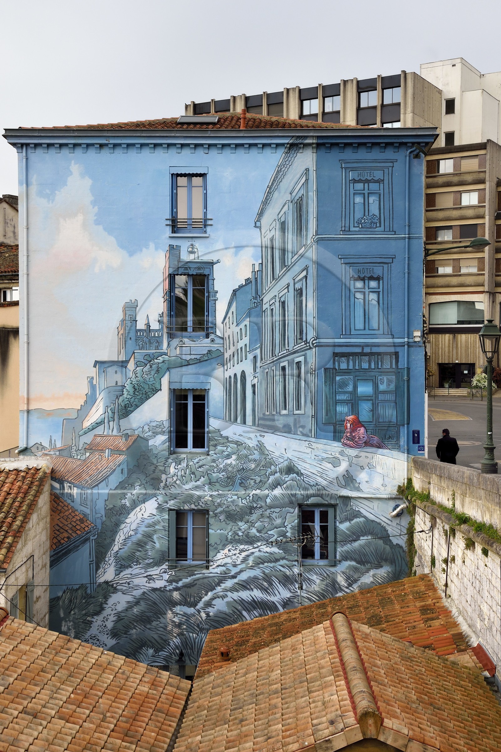 France, Charente (16), Angoulême, Boulevard Pasteur dans le centre historique, La fille des Remparts, mur peint d'après un dessin original de Max Cabanes et réalisé par la Cité de la création en 2004