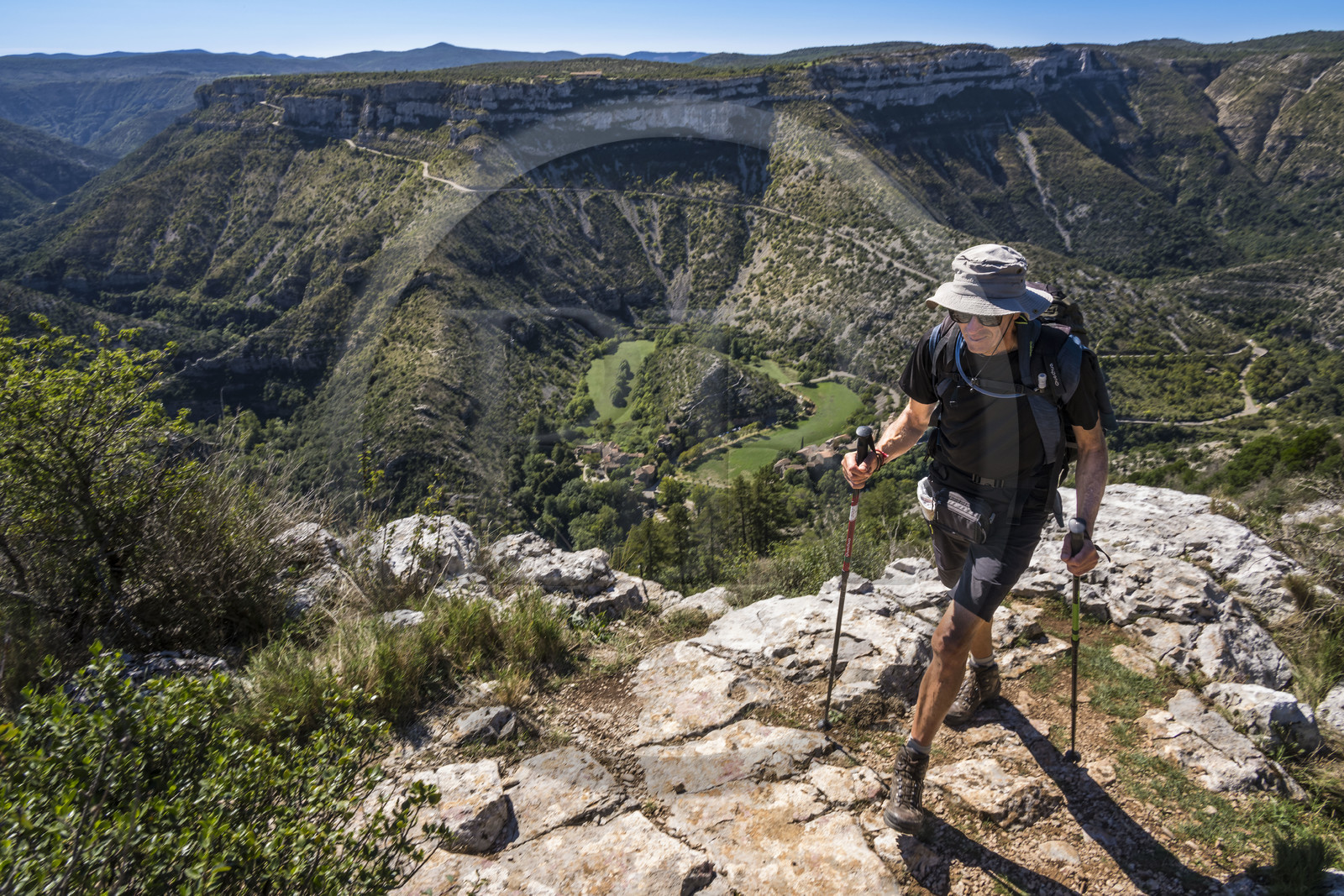 France, Hérault (34), les Causses et les Cévennes, paysage culturel de l'agro-pastoralisme méditerranéen inscrit au Patrimoine Mondial de l'UNESCO, Saint-Maurice-Navacelles, randonneur surplombant le Cirque de Navacelles, vue du coté belvédère de Blandas dans le Gard France, Hérault (34), les Causses et les Cévennes, paysage culturel de l'agro-pastoralisme méditerranéen inscrit au Patrimoine Mondial de l'UNESCO, Saint-Maurice-Navacelles, randonneur surplombant le Cirque de Navacelles, vue du coté belvédère de Blandas dans le Gard