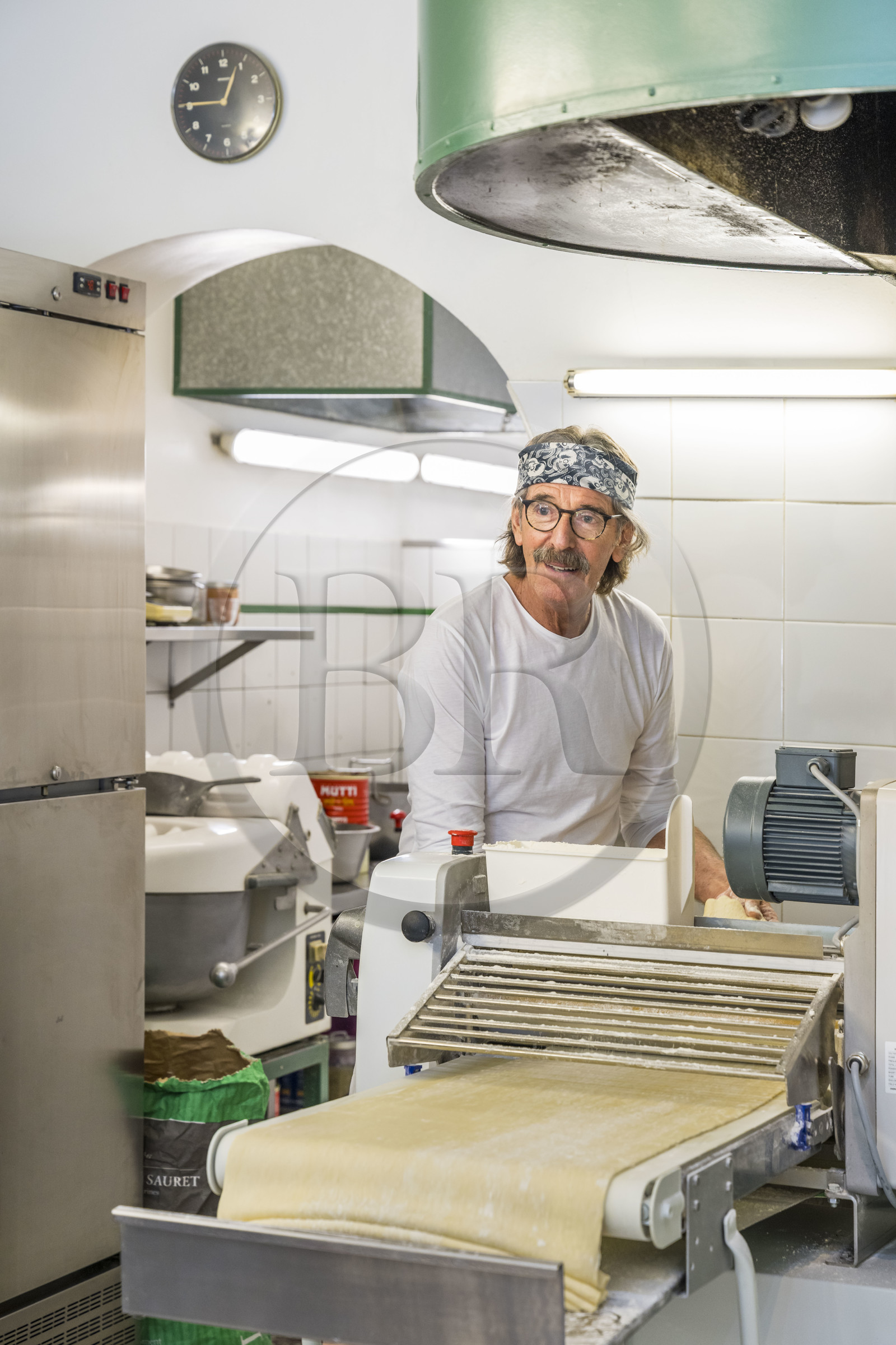 France, Hérault (34), Sète, Alain Cianni spécialiste de la tielle sétoise, une tourte tomatée aux poulpes, dans sa boutique Paradiso quai de la Résistance