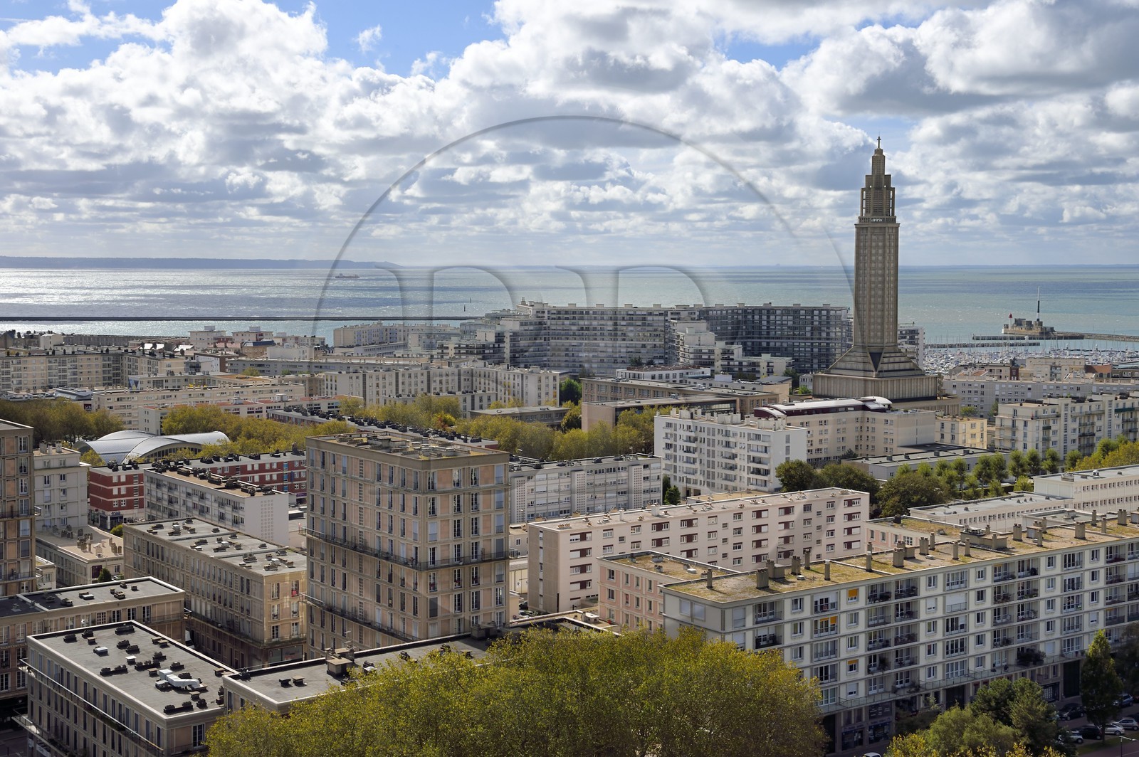 France, Seine-Maritime (76), Le Havre, Centre-ville reconstruit du Havre par Auguste Perret classé Patrimoine Mondial de l'UNESCO, immeubles Perret et la Tour Lanterne de l'église Saint-Joseph