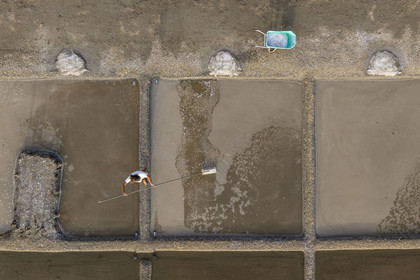 France, Charente-Maritime (17), Ile d'Oléron, Saint-Georges-d'Oléron, cueillette artisanale de la fleur de sel avec une lousse à fleur par le saunier Samuel Barbereau (vue aérienne)