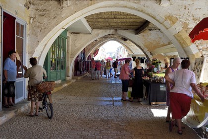 France, Dordogne (24), Périgord Pourpre, Monpazier, labellisé Les Plus Beaux Villages de France,  commerce sous les arcades de la place des Cornières au coeur du village