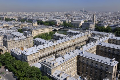 France, Paris (75), vue depuis la cathédrale Notre-Dame de Paris, au premier plan l'hôpital de l'Hôtel Dieu