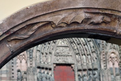 France, Bas-Rhin (67), Strasbourg, vieille ville classée au Patrimoine Mondial de l'UNESCO, ancienne pharmacie Au Cerf (XVème siècle) située à l’angle de la rue Mercière et de la place de la cathédrale, rez-de-chaussée vouté présentant des animaux réels ou fantastiques (ici un dragon)