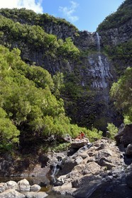 Portugal, Ile de Madère, randonnée dans La forêt de Rabaçal par la levada do Alecrim, cascade de Lagoa do Vento de 80 mètres de haut au coeur de la forêt Laurissilva classée Patrimoine Mondial de l'UNESCO, couple d'amoureux