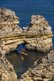 Portugal, Algarve, Lagos, découverte en kayak des formations rocheuses et des falaises de la Ponta da Piedade en face de Praia da Boneca
