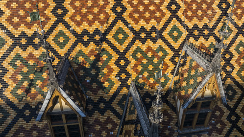 France, Côte-d'Or (21), Beaune, zone classée Patrimoine Mondial de l'UNESCO, Hospices de Beaune, l'Hôtel-Dieu, les toits couverts de tuiles vernissées et colorées (vue aérienne)