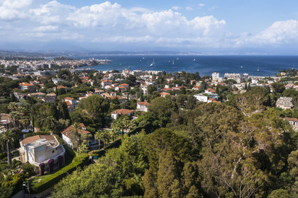 France, Alpes-Maritimes (06), Antibes, Le Jardin Botanique de la Villa Thuret (rattachée à l'INRAE), labellisé Jardin Remarquable et Arbre Remarquable, la ville d'Antibes en arrière plan (vue aérienne)