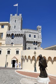 Principauté de Monaco, Monaco, le palais princier sur le Rocher, statue en hommage à François Grimaldi déguisé en moine et fondateur de la dynastie qui porte encore son nom