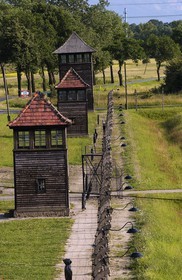 Pologne, région de la Petite-Pologne, environs de Cracovie, village d' Oswiecim, camp d' Extermination d' Auschwitz-Birkenau, tours de garde à l' extérieur des barbelés électrifiés qui entourent le camp