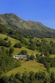 France, Cantal (15), monts du Cantal, Parc Naturel Régional des Volcans d' Auvergne, la vallée de la Jordanne vers Mandaille-Saint-Julien