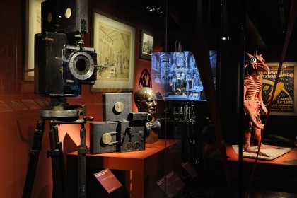 France, Paris (75), la Cinémathèque Française (ex American Center) de l'architecte Frank O. Gehry dans le parc de Bercy, exposition Mélies