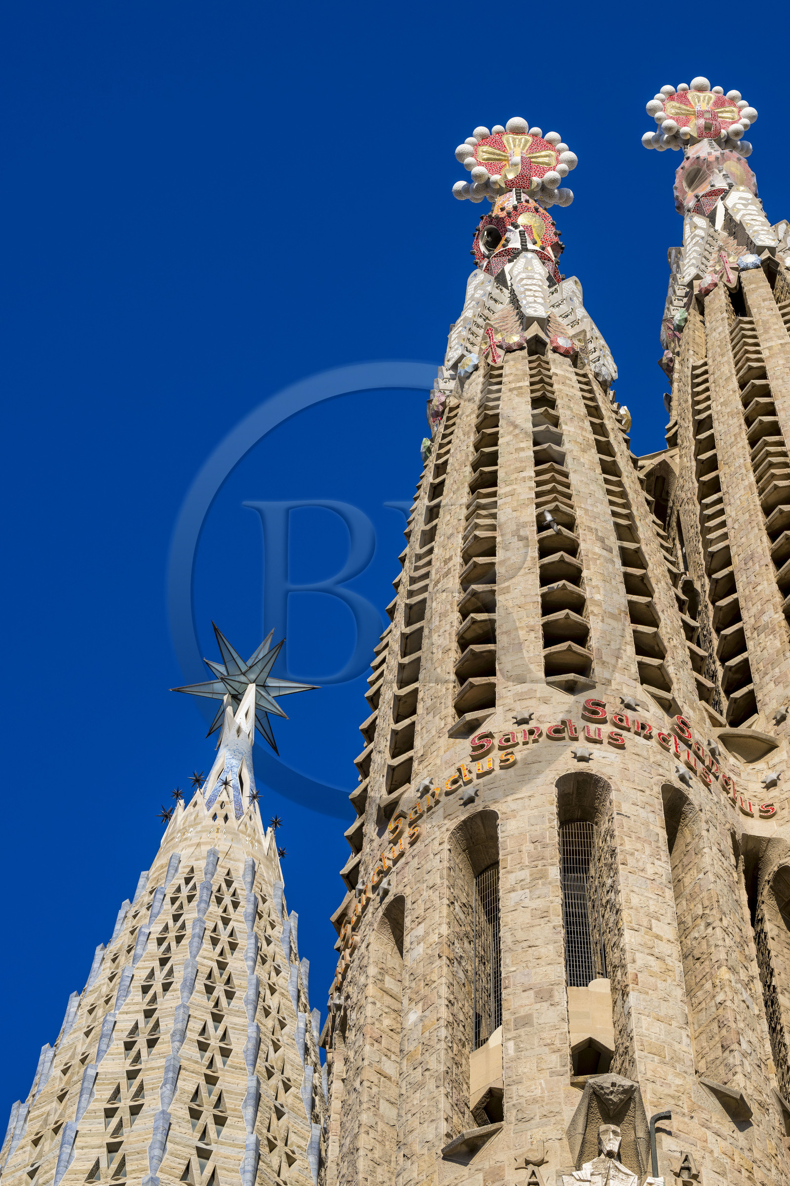 Espagne, Catalogne, Barcelone, quartier de l'Eixample, basilique de la Sagrada Familia de l'architecte du modernisme catalan Antoni Gaudi classée Patrimoine Mondial de l'UNESCO, le récemment achevé sommet de la tour de Marie avec l'étoile de la vierge lumineuse