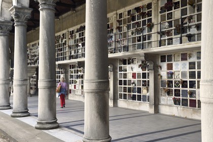 France, Paris (75), cimetière du Père-Lachaise, stèles du colombarium