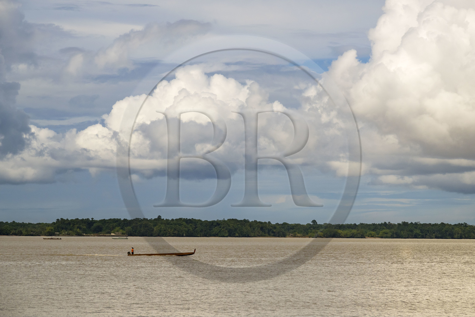 France, Guyane, Saint-Laurent-du-Maroni, pirogue sur le fleuve Maroni, frontière naturelle avec le Suriname en arrière plan