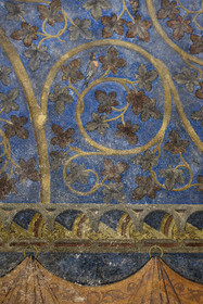 France, Vaucluse (84), Avignon, Palais des Papes classé Patrimoine mondial de l'UNESCO, la tour des Anges ou tour du pape, chambre du Pape, un espace végétal à deux dimensions fait de rinceaux de vigne et de chêne, parsemés d’oiseaux et d’écureuils, orne les murs sur un fond bleu ciel