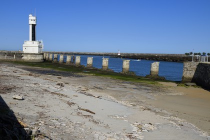 France, Pyrénées-Atlantiques (64), Pays-Basque, Anglet, embouchure de l'Adour qui est l'accès à la mer du port de Bayonne, le phare et la jetée