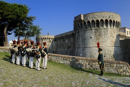Italie, Ligurie, Sarzana, Napoleon Festival, soldats français de la Grande Armée du régiment de la Légion irlandaise devant la citadelle (forteresse Firmafede)