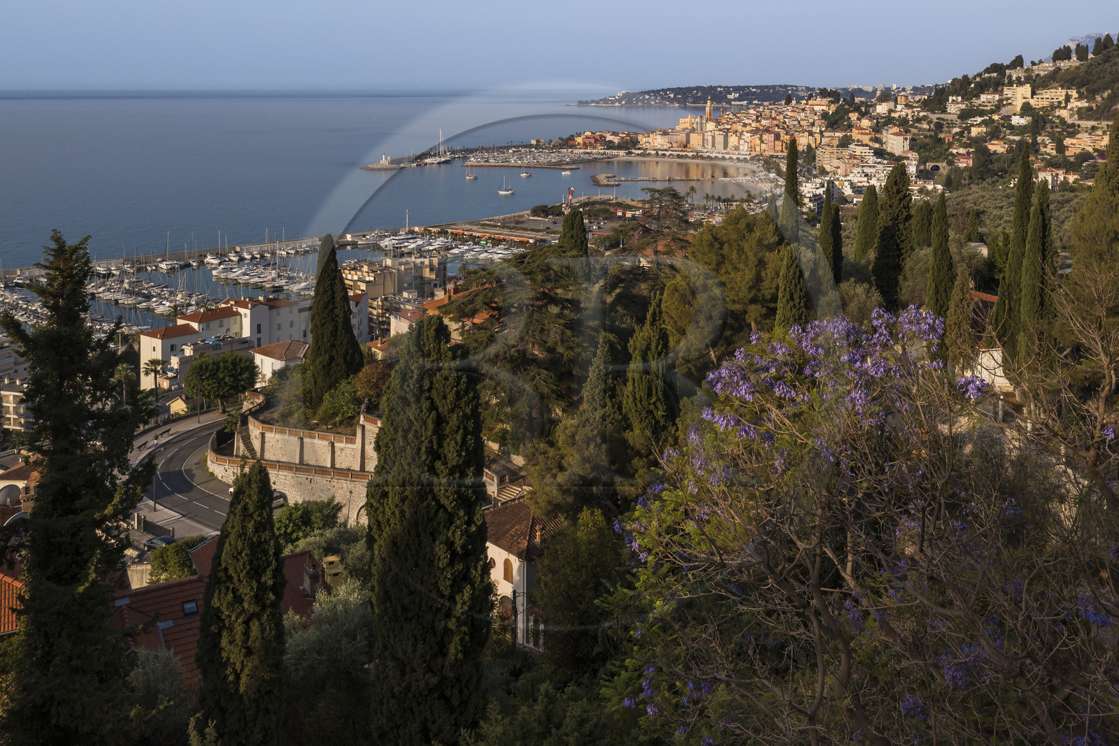 France, Alpes-Maritimes (06), Menton, Domaine des Colombieres, vue sur la ville depuis le domaine (vue aérienne)
