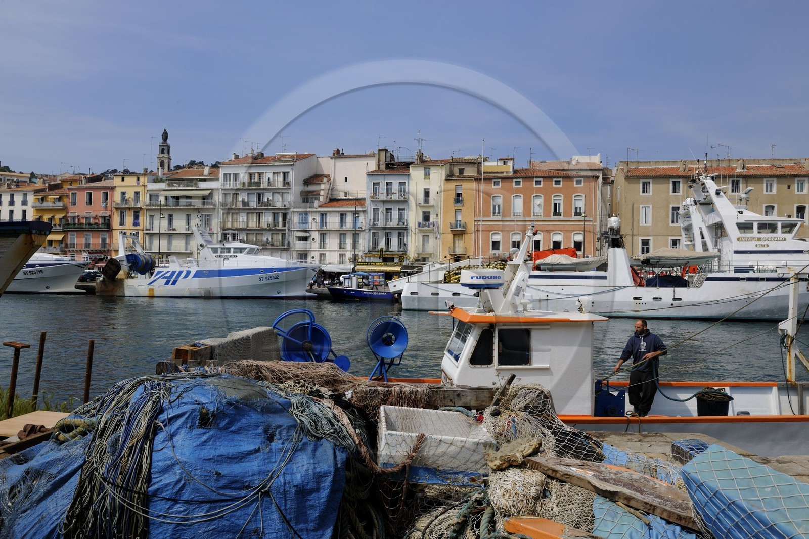 France, Hérault (34), Sète, canal Royal, thonier à quai au pied du Mont Saint-Clair et de l’église décanale saint Louis