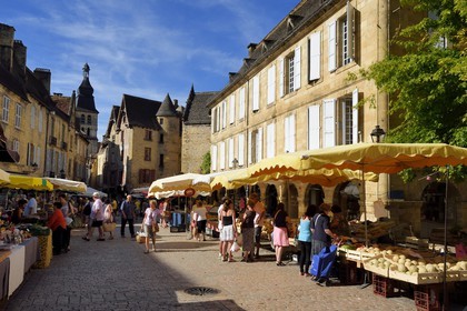 France, Dordogne, Perigord Noir, Dordogne valley, Sarlat la Caneda, market day on place de la Liberté in the old town with the cathedral of Saint Sacerdos dated 16th century in the background