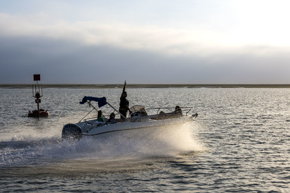 Portugal, Algarve, Faro, boat moving in the lagoon of the Ria Formosa Nature Park