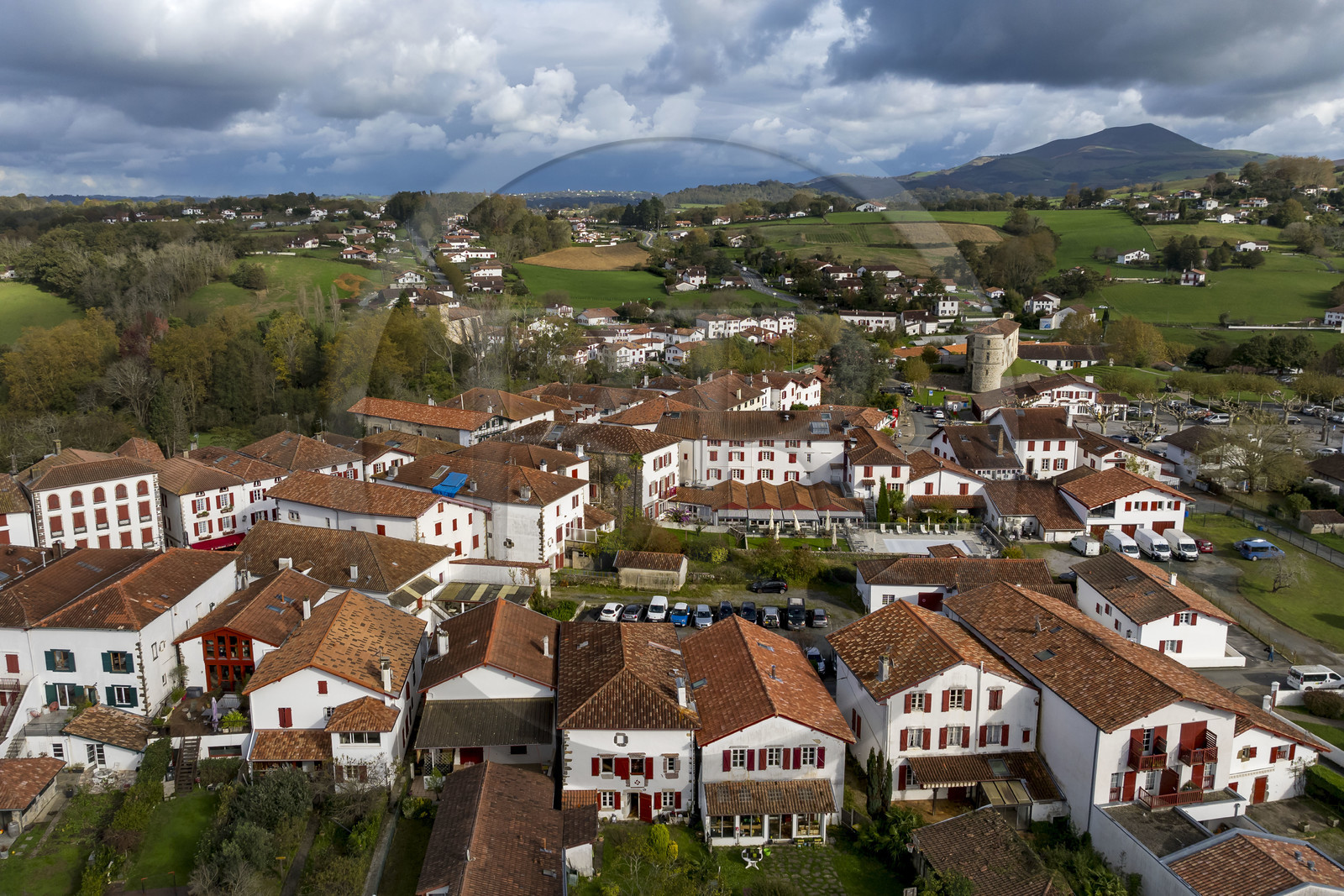 France, Pyrénées-Atlantiques (64), Pays-Basque, le village d'Espelette (vue aérienne)