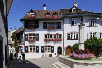 Suisse, Bâle, le vieux Bâle, petite fontaine à l'angle de la rue Gemsberg et Unterer Heuberg