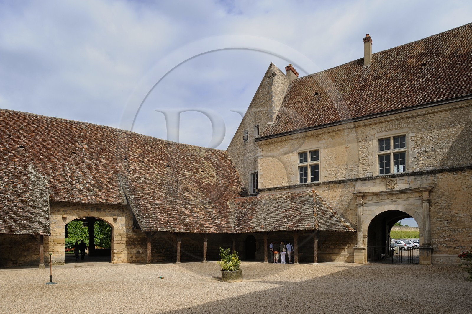 France, Côte-d'Or (21), le Château du Clos-de-Vougeot (vignoble des Côtes de Nuit), la cour