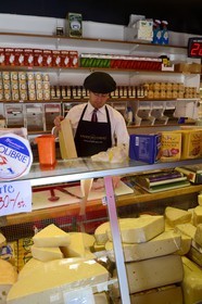 Suède, Västra Götaland, Göteborg (Gothenburg), les halles couvertes principales Saluhallen, fromager