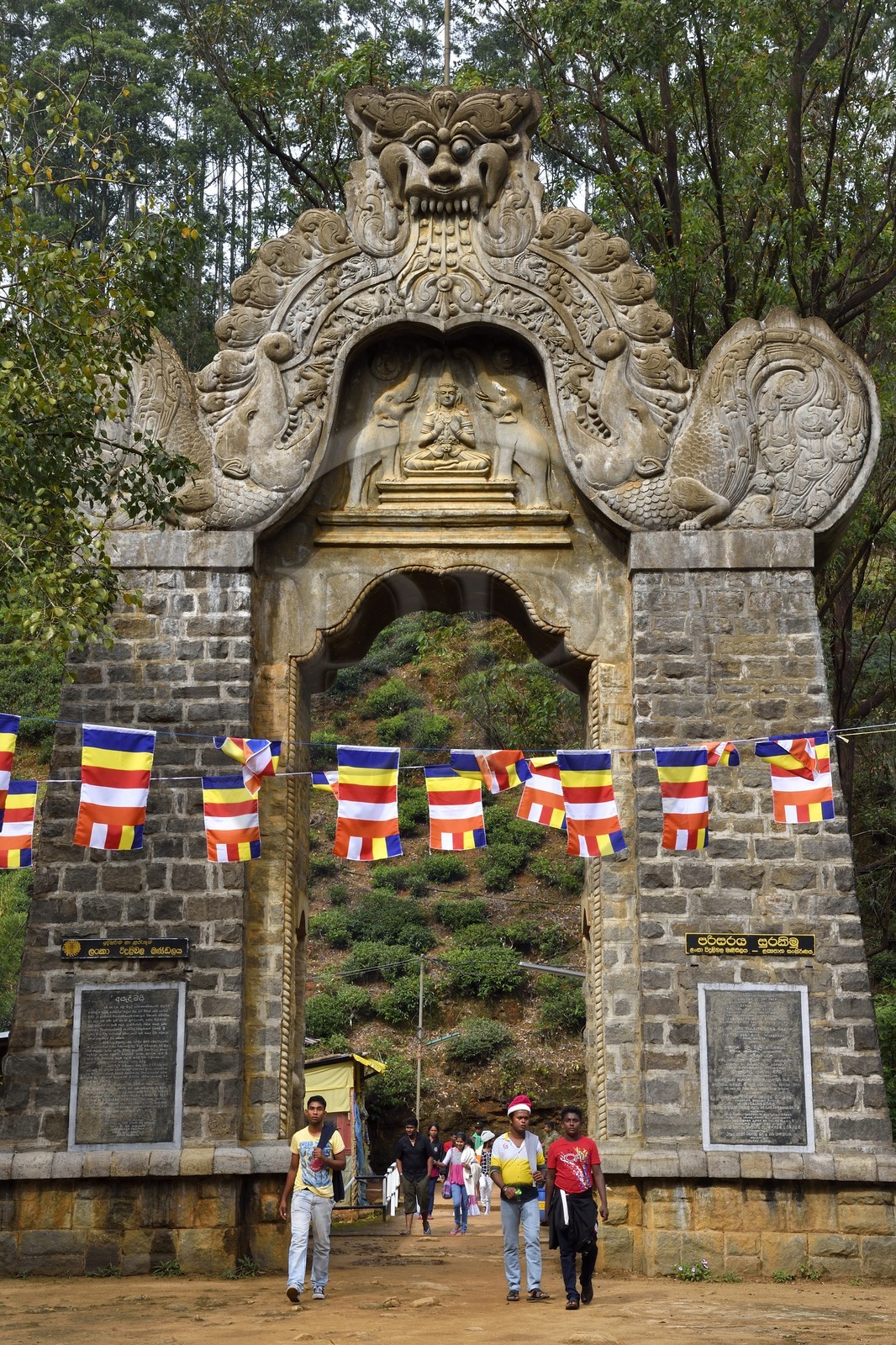 Sri Lanka, province du centre, Dalhousie, porte monumentale d'un temple sur le chemin menant au Pic d'Adam (Adam's Peak)