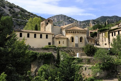 France, Hérault (34), village médiéval de Saint-Guilhem-le-Désert, étape du pélerinage de Saint-Jacques-de-Compostelle, labellisé Les Plus Beaux Villages de France, abbaye de Gellone du XIe siècle classée Patrimoine Mondial de l'UNESCO, chevet de l'église