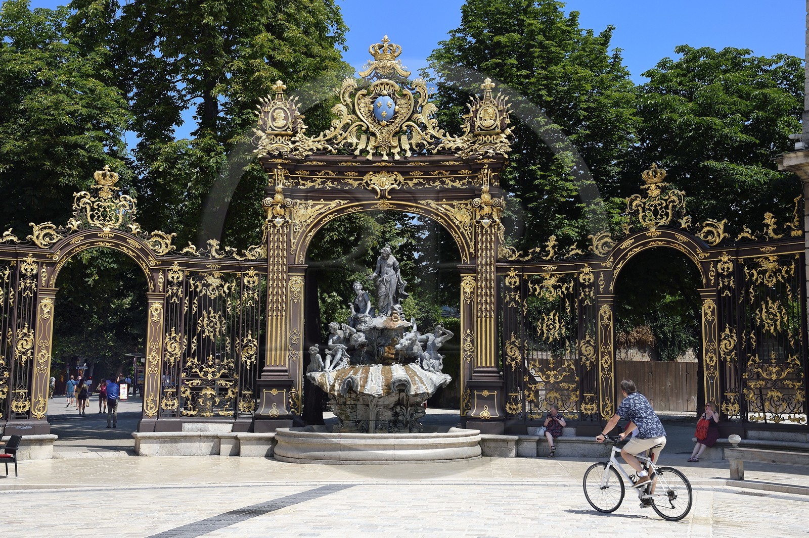 France, Meurthe-et-Moselle (54), Nancy, place Stanislas (ancienne Place Royale) construite par Stanislas Leszczynski, roi de Pologne et dernier duc de Lorraine au XVIIIe siècle, classée Patrimoine Mondial de l'UNESCO, fontaine d'Amphitrite et grille en feuille d'or de Jean Lamour