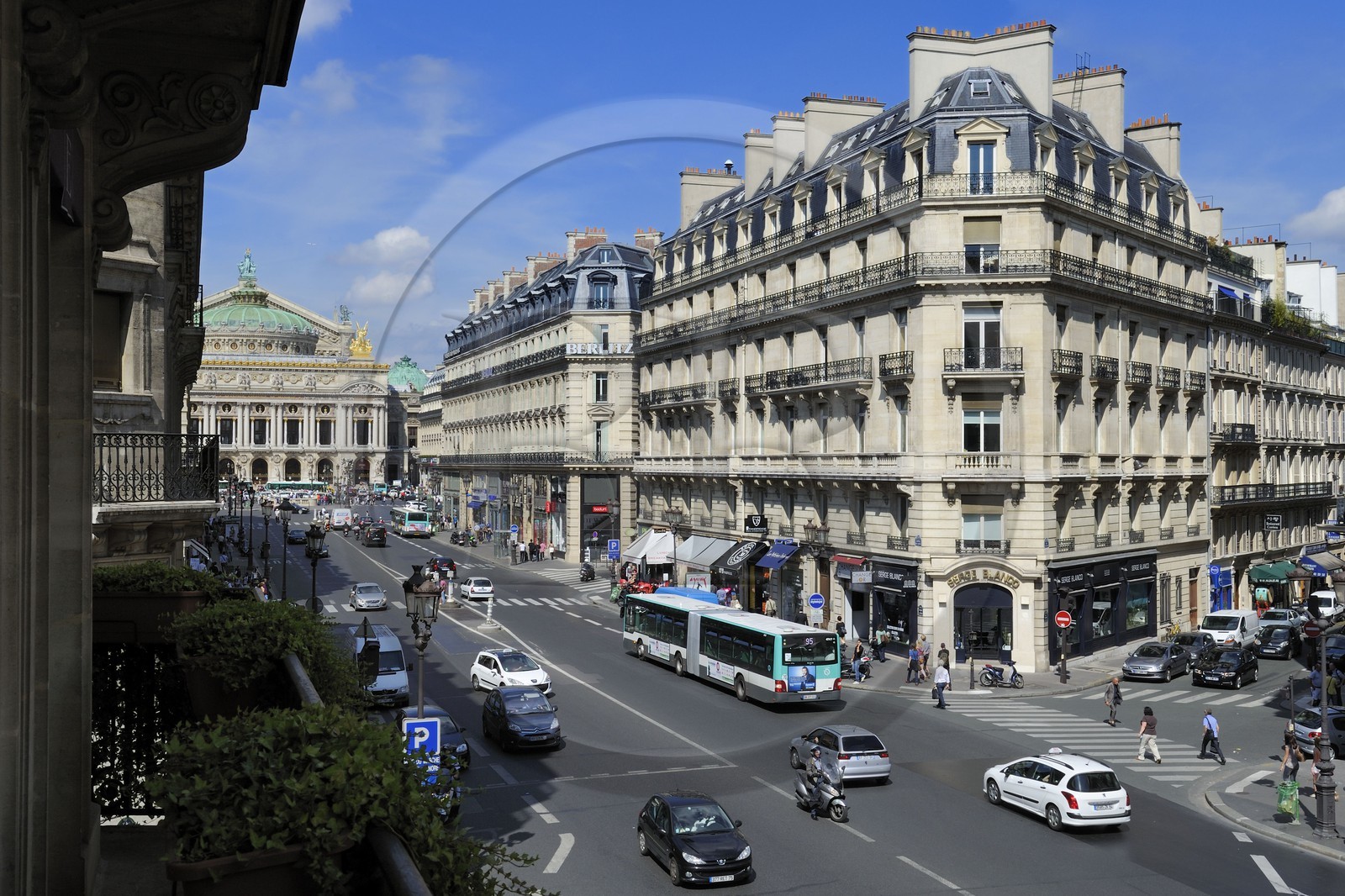 France, Paris (75), avenue de l'Opéra, le balcon d'une suite de l'hôtel Edouard 7 avec l'Opéra Garnier (1875) en arrière-plan