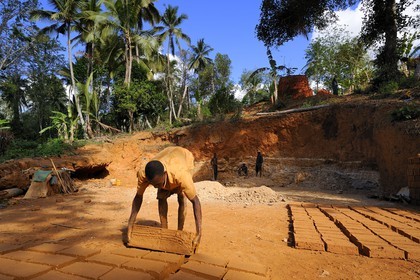 Tanzanie, région de Morogoro, les Monts Uluguru, fabrication de briques en terre