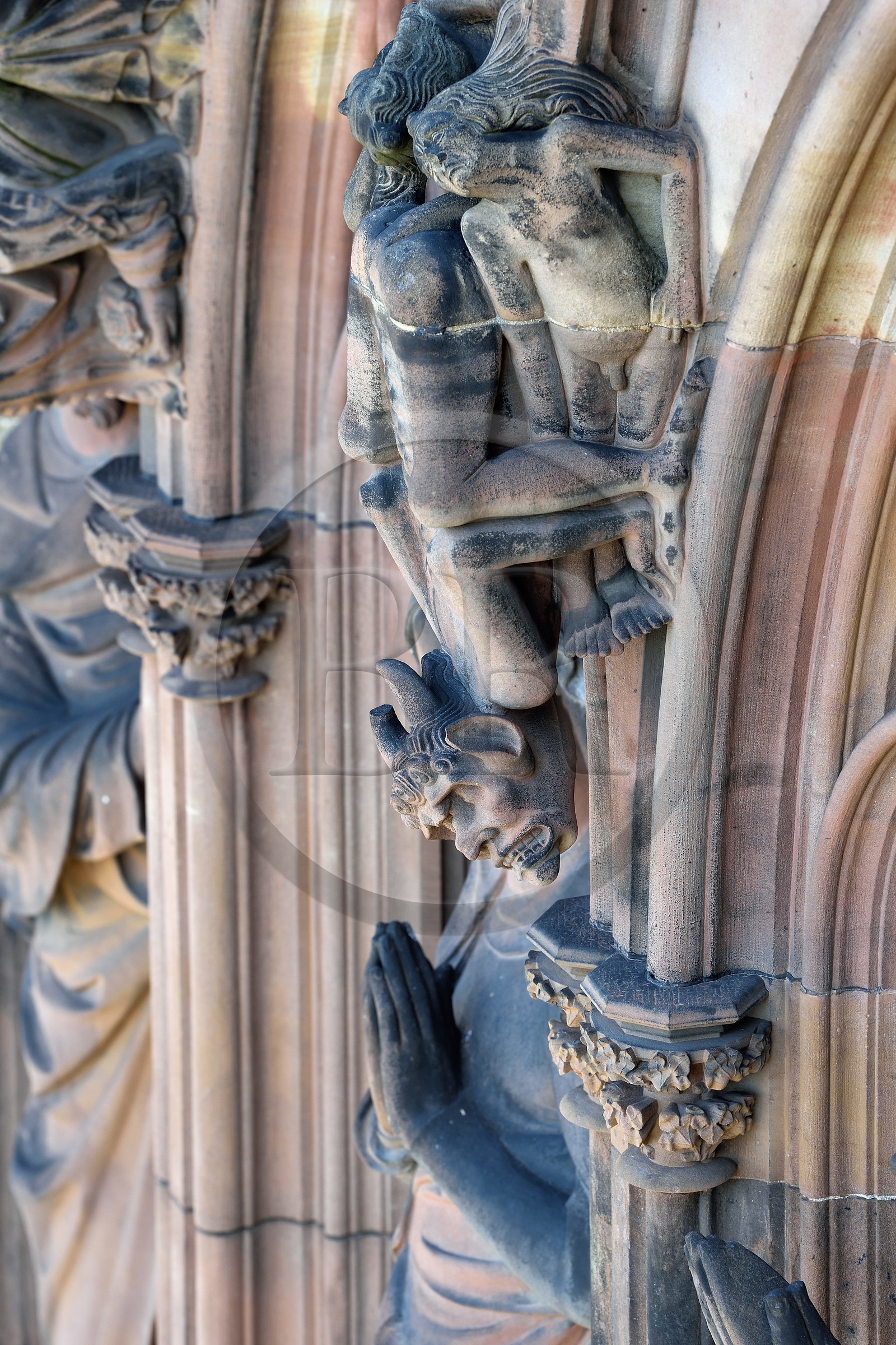 France, Bas-Rhin (67), Strasbourg, vieille ville classée au Patrimoine Mondial de l'UNESCO, la cathédrale Notre-Dame, la facade occidentale, la galerie des apotres, êtres difformes et chimériques sur les colonnes entre les apotres