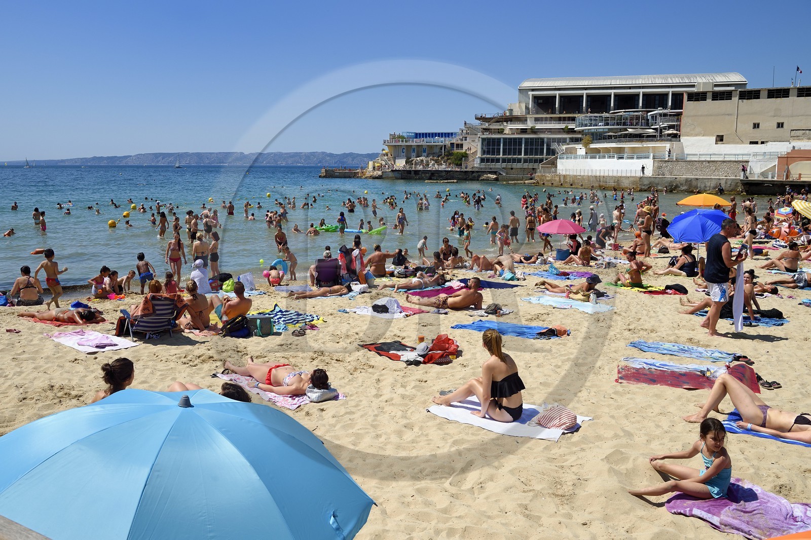 France, Bouches-du-Rhône (13), Marseille, quartier des Catalans, plage des Catalans et la piscine du Cercle des Nageurs de Marseille ou CNM en arrière plan