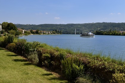 France, Rhône (69), Condrieu, petit bateau de croisière le Rhône vu depuis l'Hôtel-restaurant Le Beau Rivage