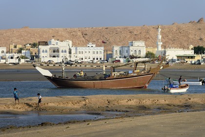 Sultanate of Oman, Ash Sharqiyah South Governorate, city and harbour of Sur, the old fishing quarter of Al Ayjah, fishermen leaving the port on their dhow