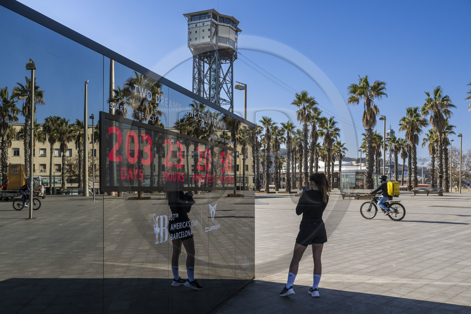 Espagne, Catalogne, Barcelone, La Barceloneta, CUPRA Cube en bordure de plage, le compte à rebours de la 37ème Coupe de l'America arbore le slogan Two Dreams One Countdown
