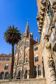 Espagne, Catalogne, Barcelone, quartier d'El Guinardo, ancien Hospital de la Santa Creu i de Sant Pau classé Patrimoine Mondial de l'UNESCO, de style moderniste par l'architecte Domenech i Montaner, aujourd'hui un musée et un centre culturel, batiment de l'administration