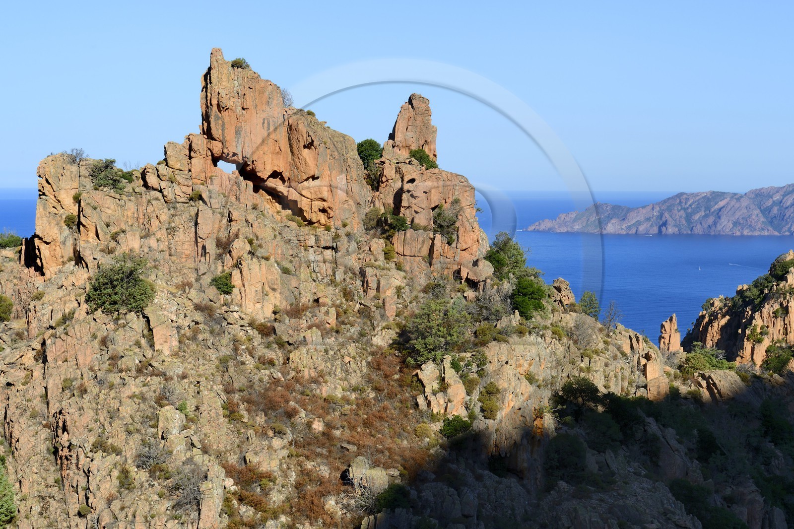 France, Corse-du-Sud (2A), Golfe de Porto, classé Patrimoine Mondial de l'UNESCO, calanches de Piana aux rochers de granit rose et la Réserve naturelle de la presqu'île de Scandola en arrière plan