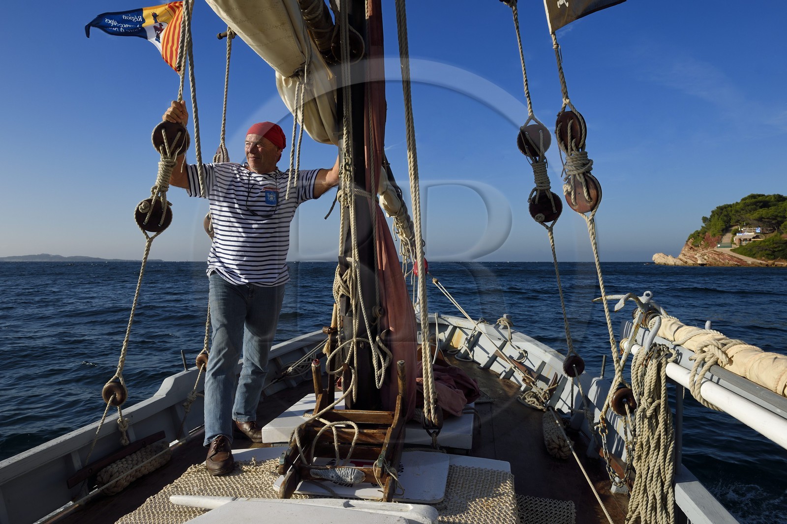 France, Var (83), Sanary-sur-Mer, Christian Bénet qui est président de l'association des pointus de Sanary à bord de son pointu de huit mètres à voile latine la Belle Brise