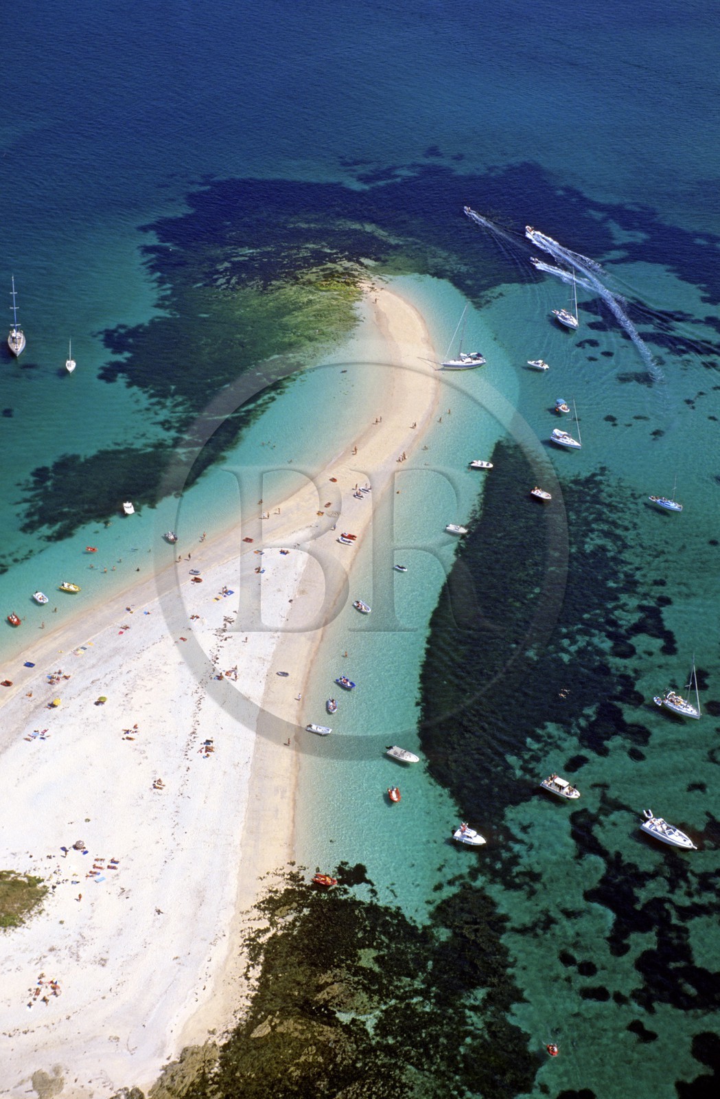 France, Finistère (29), archipel des Glénans, bateaux au mouillage sur une langue de sable (vue aérienne)