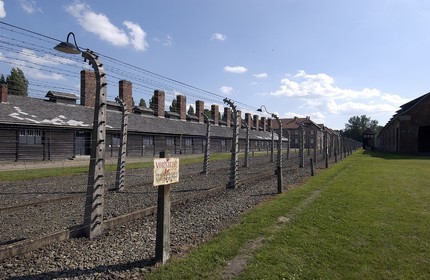 Pologne, région de la Petite-Pologne, environs de Cracovie, village d' Oswiecim, Camp allemand nazi de concentration et d'extermination d'Auschwitz( 1940-1945), classé Patrimoine Mondial de l'UNESCO, barbelés électrifié qui entourent le camp
