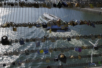 France, Paris (75), la passerelle Léopold-Sédar-Senghor, anciennement passerelle Solférino, les amoureux se déclarent leur amour en accrochant un cadenas gravé