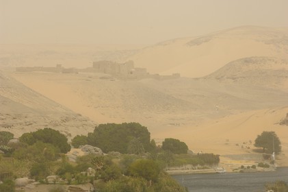 Egypte, Haute Egypte, Nubie, vallée du Nil, Assouan, le monastére Saint-Siméon sur la rive gauche du Nil lors d'une tempête de sable