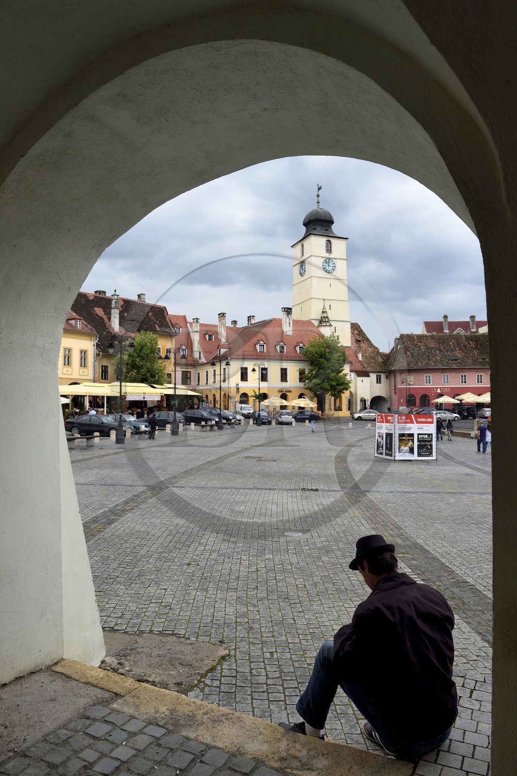 Roumanie, Transylvanie, Sibiu, la vieille ville, la Piata Mica (la Grande place) avec la Turnul Sfatului (tour du Conseil) Roumanie, Transylvanie, Sibiu, la vieille ville, la Piata Mica (la Grande place) avec la Turnul Sfatului (tour du Conseil)