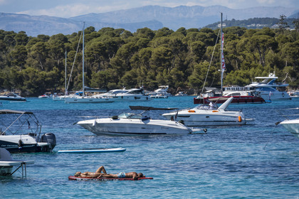 France, Alpes-Maritimes (06), Cannes, bateaux au mouillage dans le bras de mer entre les deux Iles de Lérins, les Iles de Saint-Honorat et Sainte-Marguerite