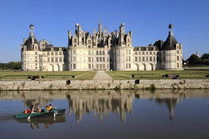 France, Loir et Cher (41), Vallée de la Loire classée Patrimoine Mondial de l' UNESCO, château de Chambord, découverte en barque électrique